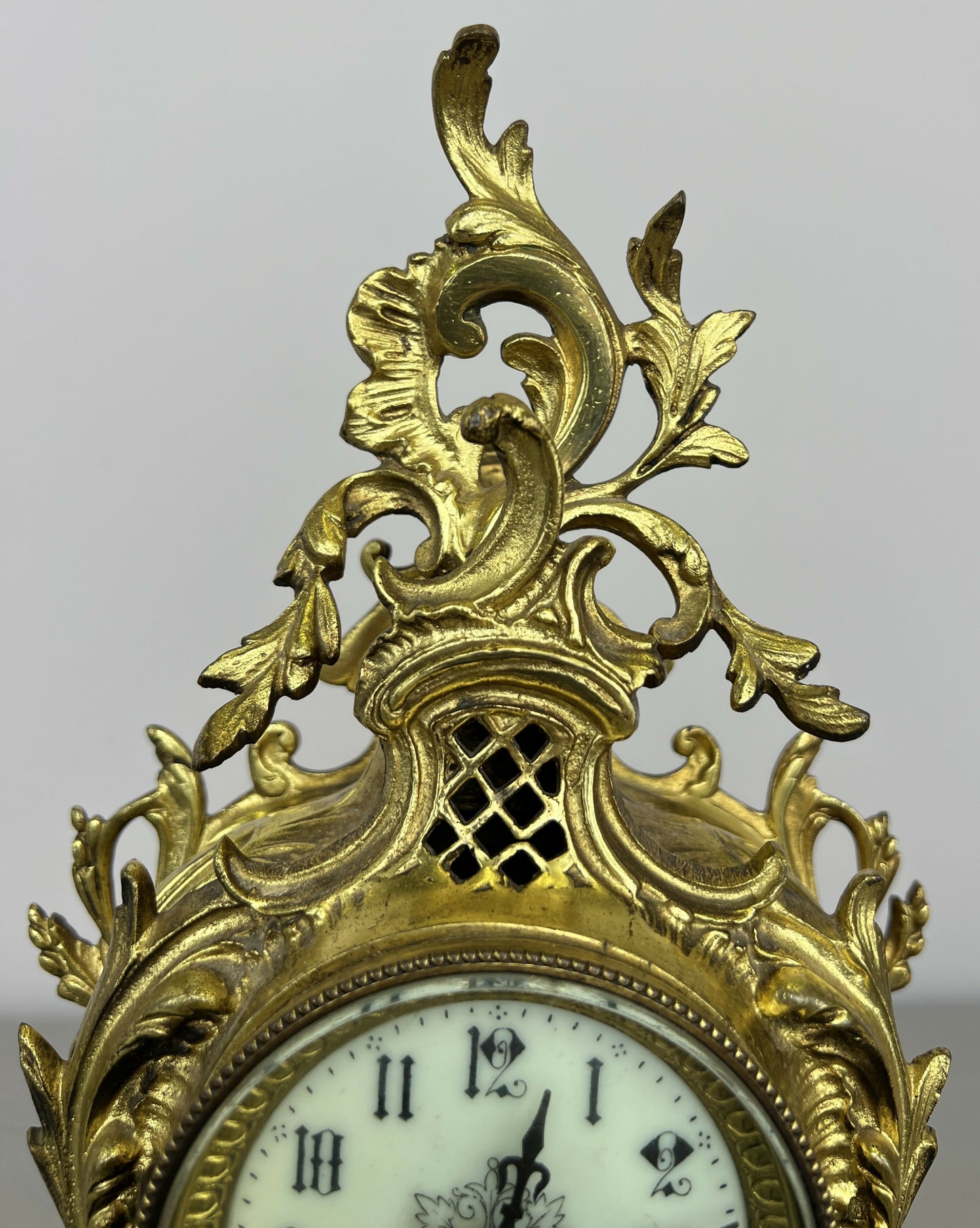 Clock Vintage French Style Brass Ornate Mantel Clock with Key LOT 6474
