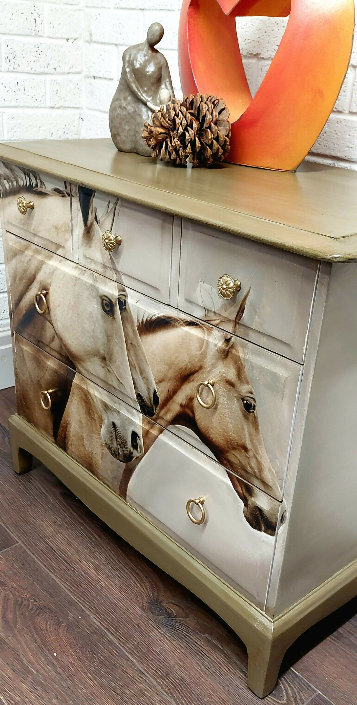 3 Horses Stag 3 + 2 Dresser