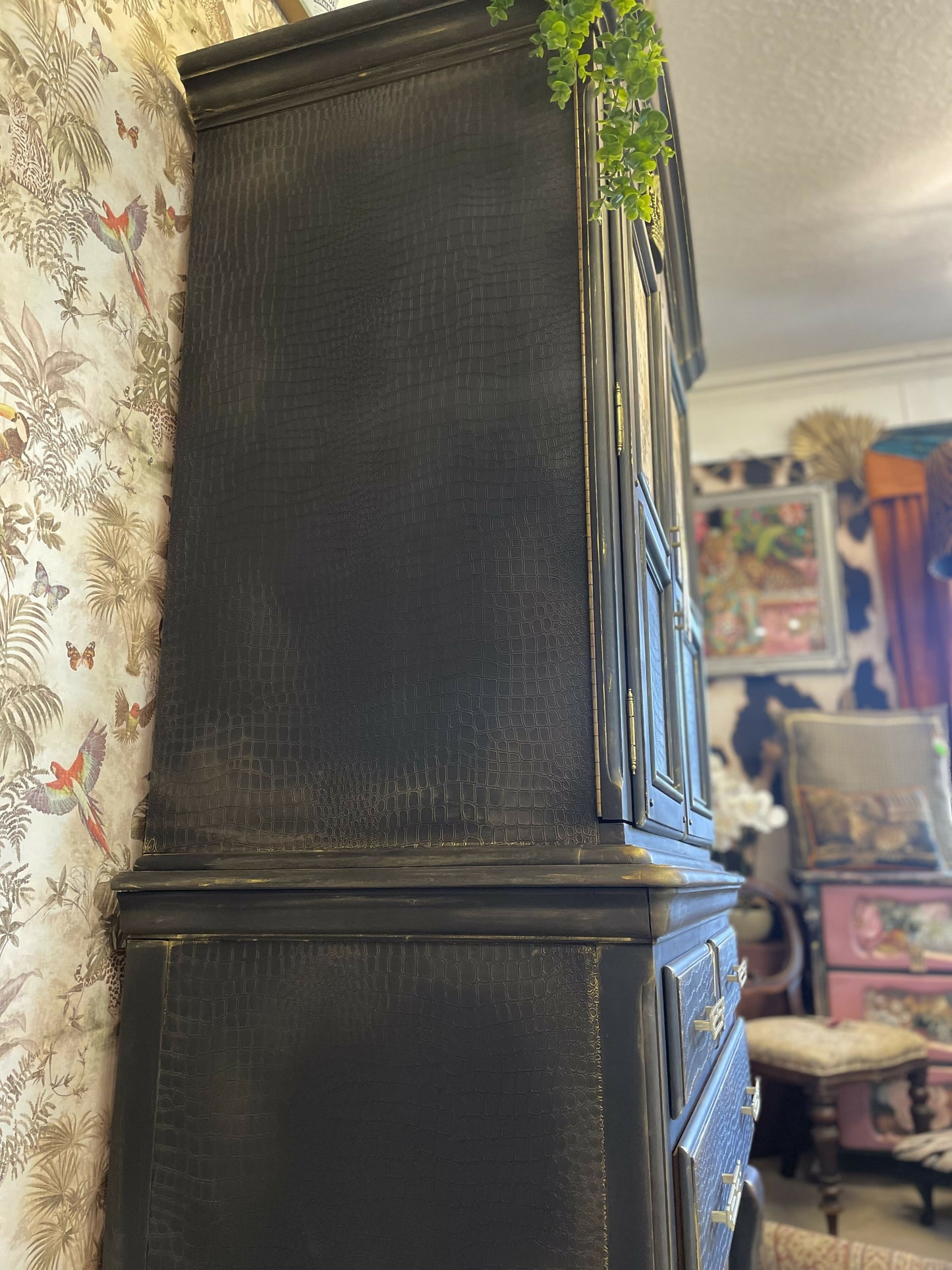 Black vintage look drinks/cocktail cabinet.