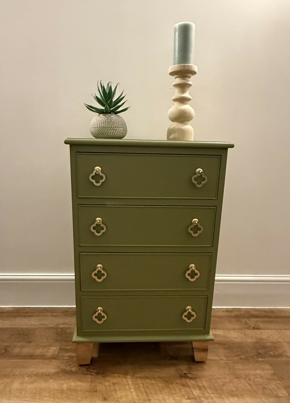 Bedside cabinets / Lamp table