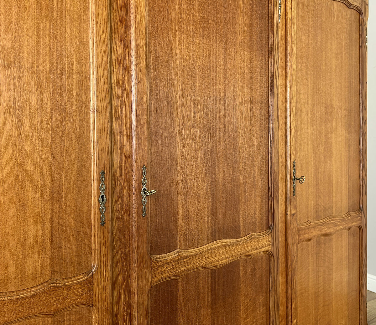 Wardrobe Vintage French Louis Oak Triple Door Carved Armoire Cabinet LOT 6531