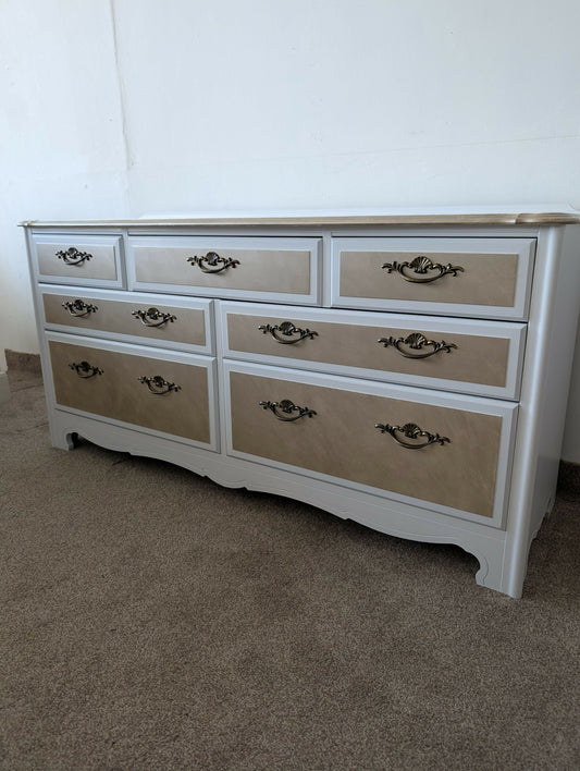 Vintage Luxury Chest of Drawers in White with Champagne Metallic Detailing