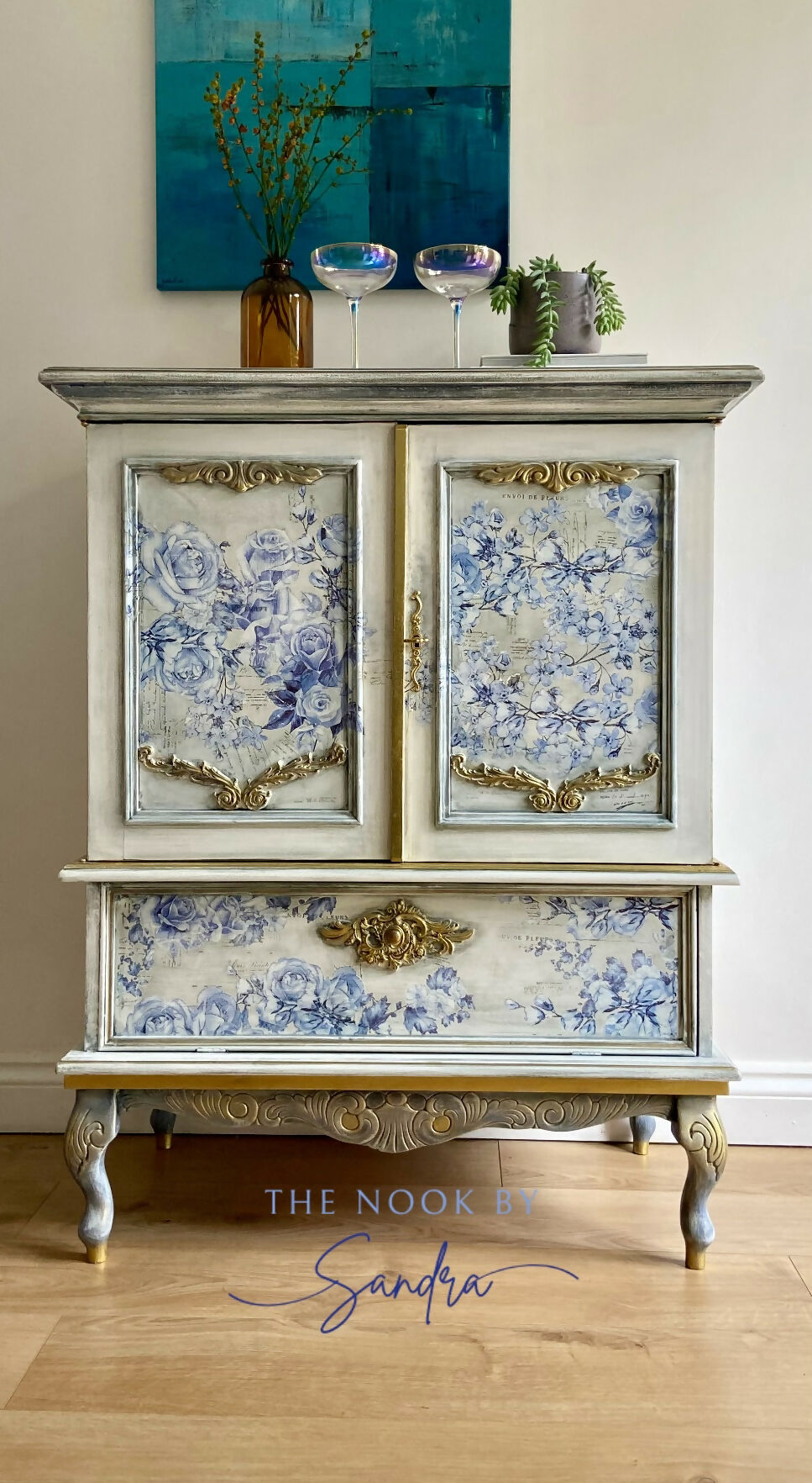 Vintage TV Cabinet Transformed into a Striking Cocktail Cabinet &Drink Bar