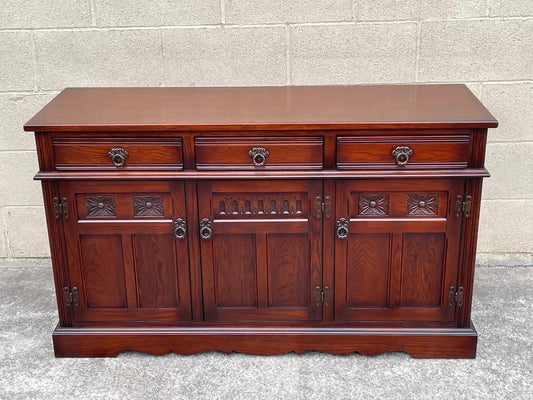 A WOOD BROTHERS OLD CHARM TUDOR BROWN CARVED OAK SIDEBOARD / DRESSER BASE / CUPBOARD / CABINET.