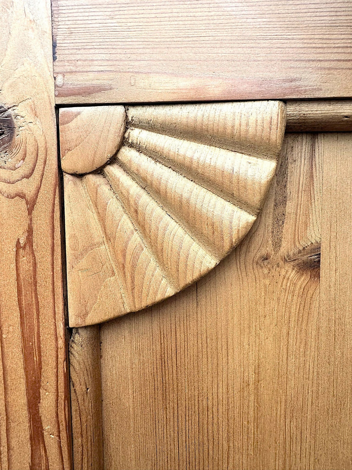 Pine Press / Pine Cupboard In The Georgian Style