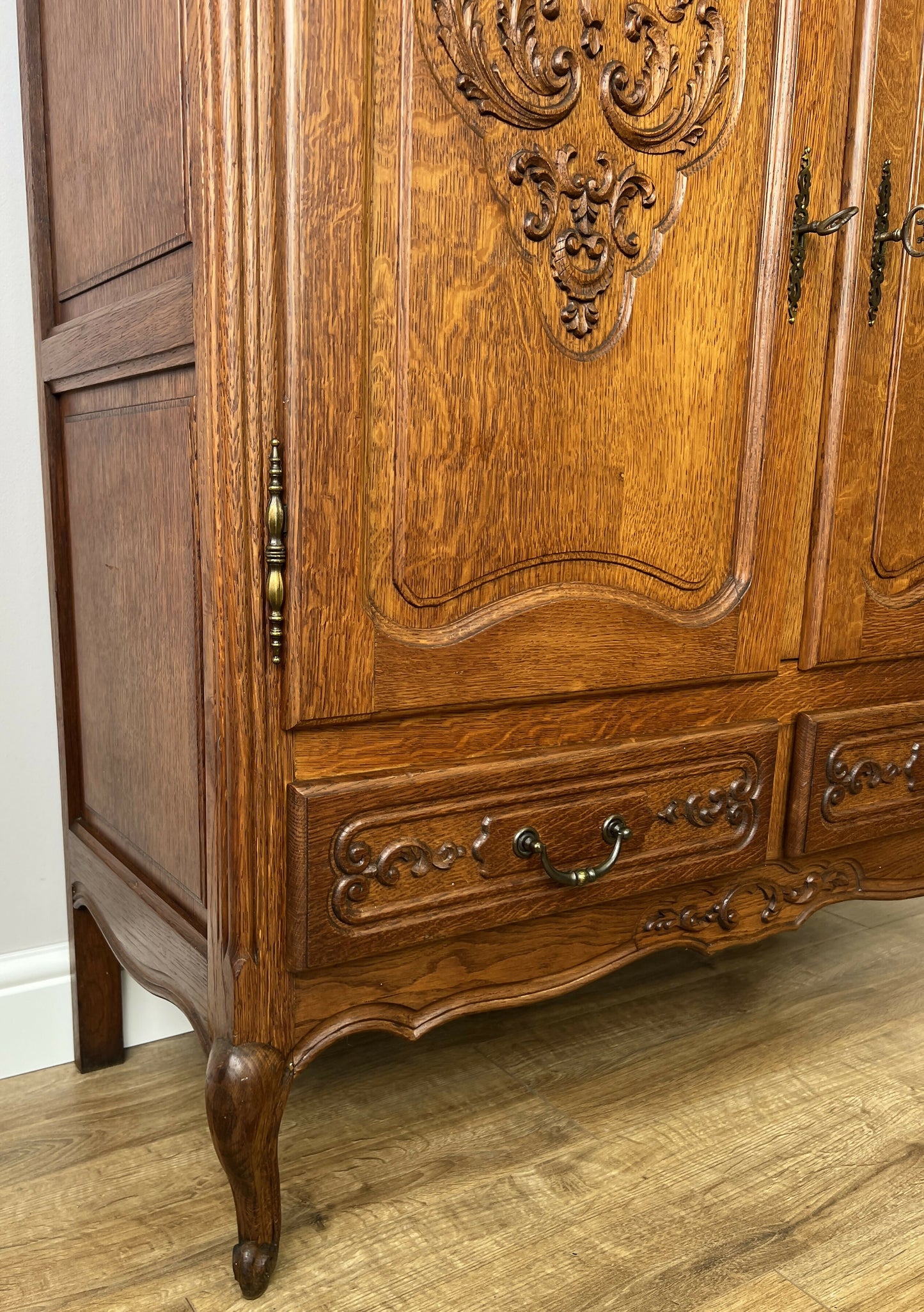 Cabinet Vintage French Louis XIV Oak Sideboard with Carved Cupboard LOT 6251