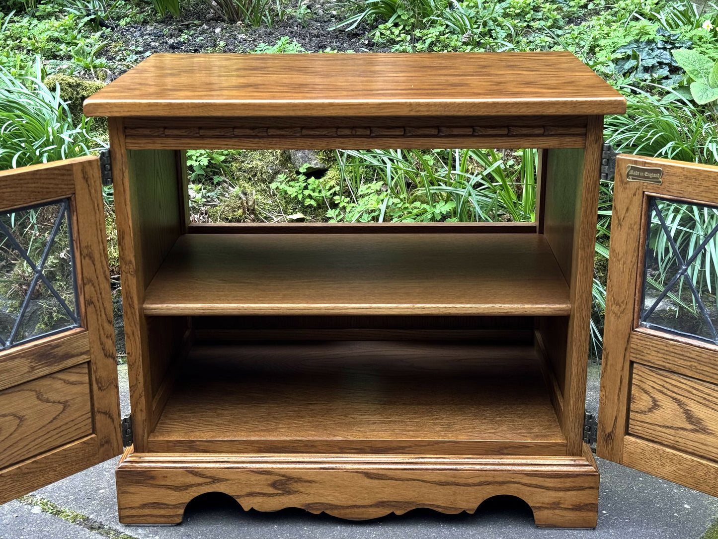 A WOOD BROTHERS OLD CHARM VINTAGE CARVED OAK TV MEDIA CABINET / STAND