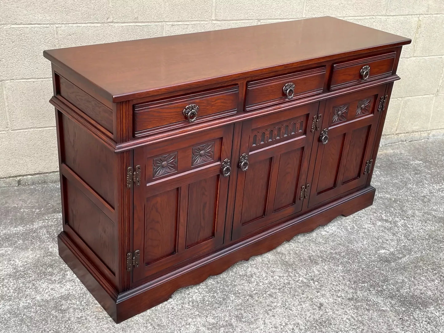 A WOOD BROTHERS OLD CHARM TUDOR BROWN CARVED OAK SIDEBOARD / DRESSER BASE / CUPBOARD / CABINET.