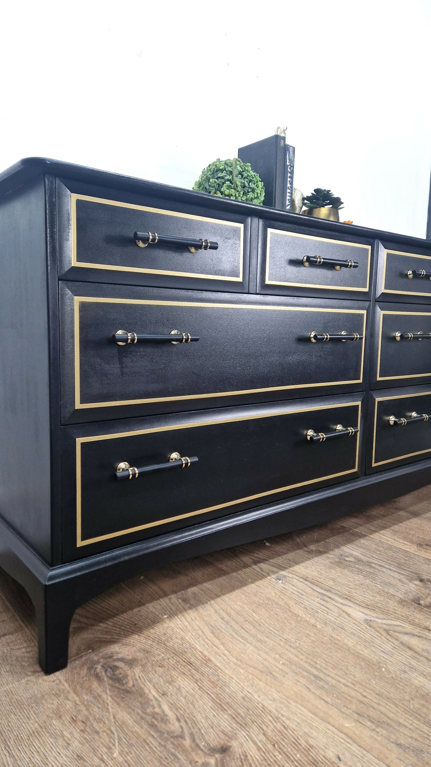 Black and gold stag minstrel captains chest