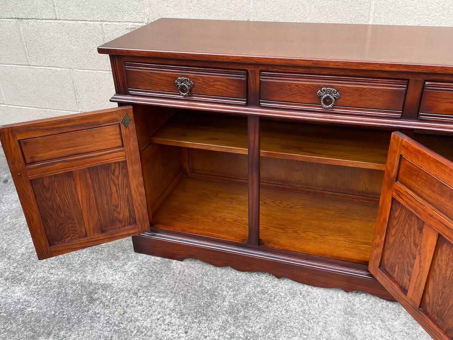 A WOOD BROTHERS OLD CHARM TUDOR BROWN CARVED OAK SIDEBOARD / DRESSER BASE / CUPBOARD / CABINET.