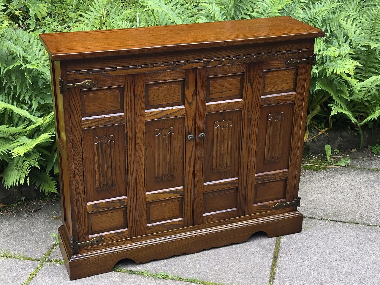A WOOD BROTHERS OLD CHARM CARVED LIGHT OAK CD STORAGE CABINET / STAND