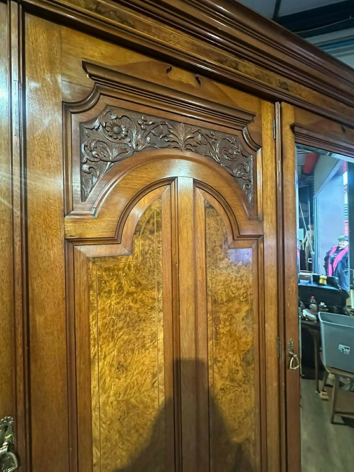 Victorian Walnut Triple Compactum Wardrobe – By Johnson & Appleyards Ltd., Sheffield