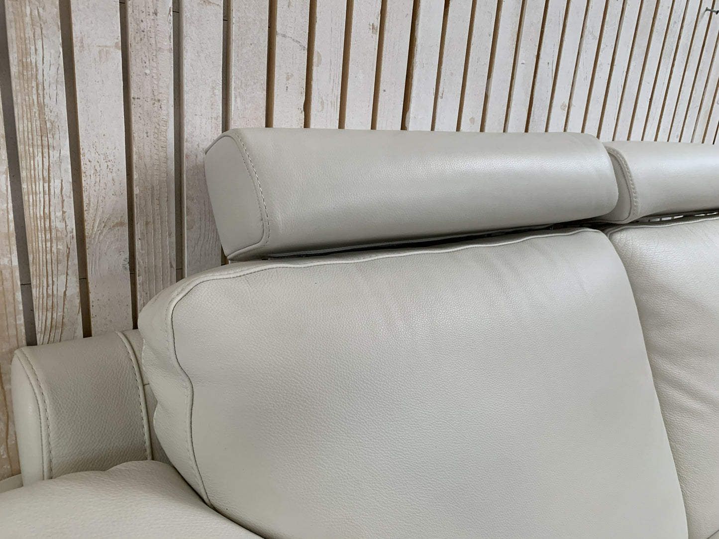 Natuzzi White Leather Lounge Suite – 2 Seater Sofa + 2 Armchairs – Italian