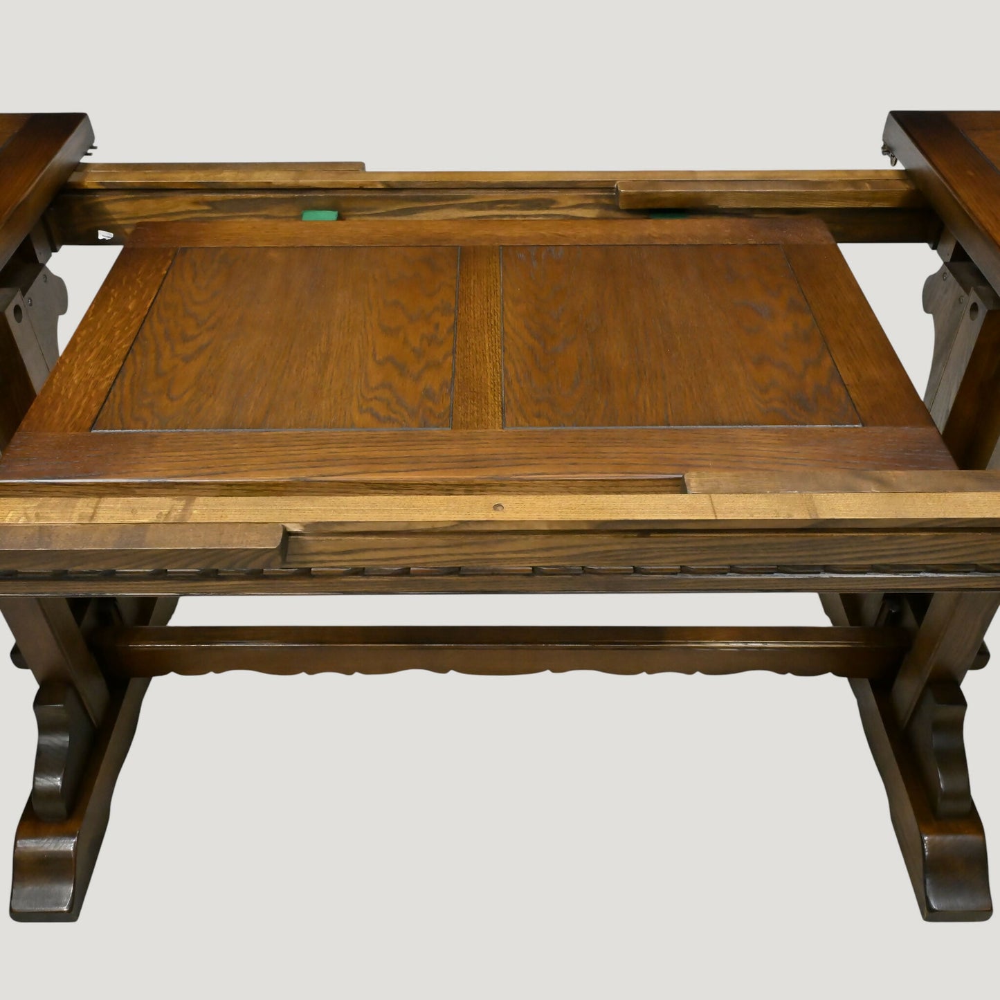 Old Charm Richmond Oak Extending Dining Table Light Oak Finish FREE UK Delivery. SBR10889/0209E