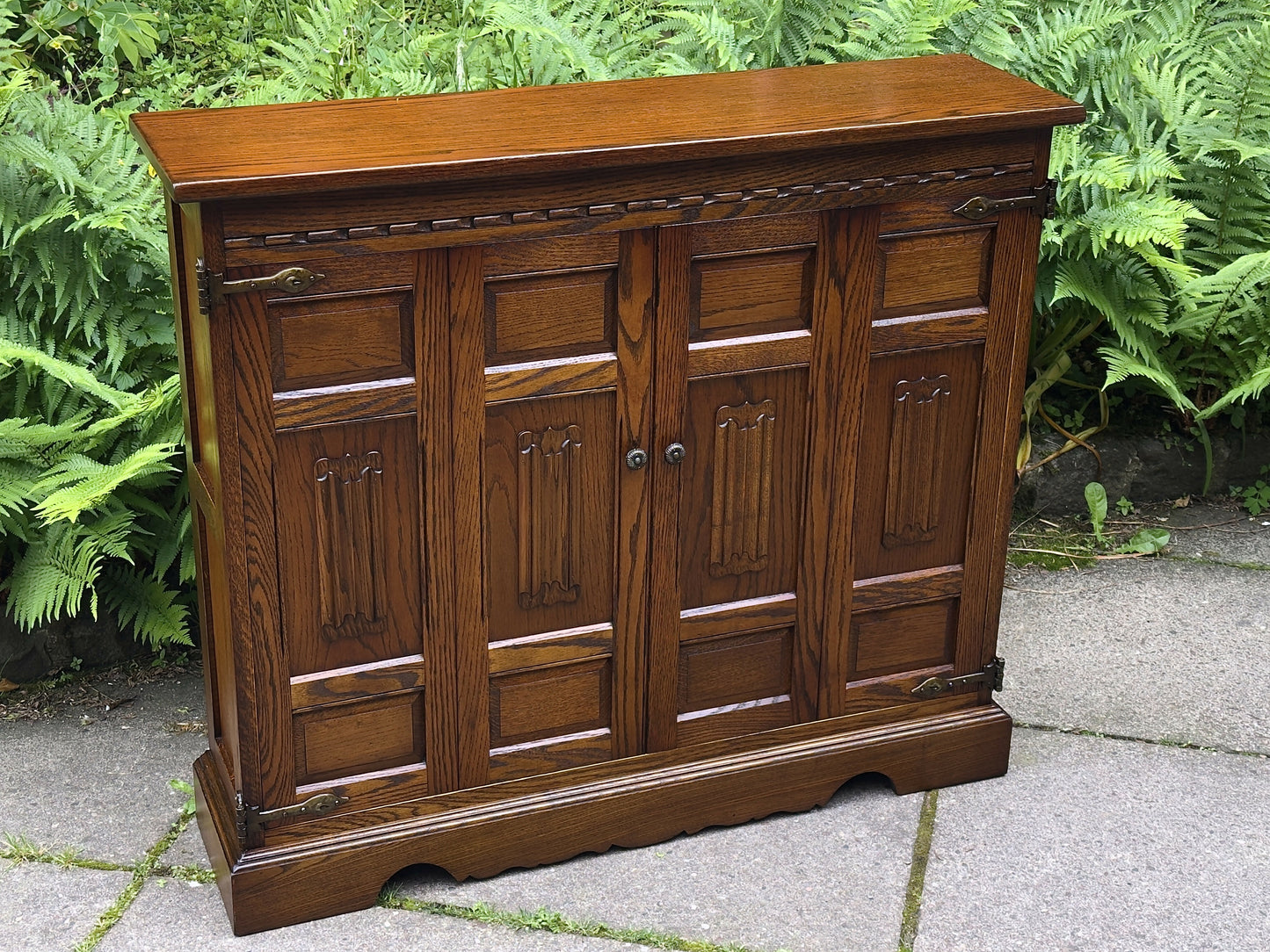 A WOOD BROTHERS OLD CHARM CARVED LIGHT OAK CD STORAGE CABINET / STAND
