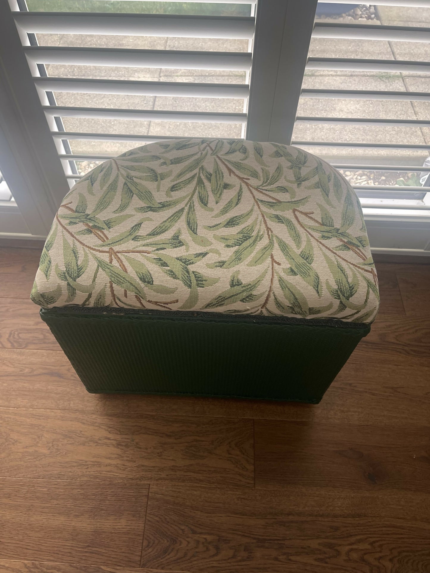 Green ottoman seat. Small. Bijou. Beautiful midgreen, matching fabric