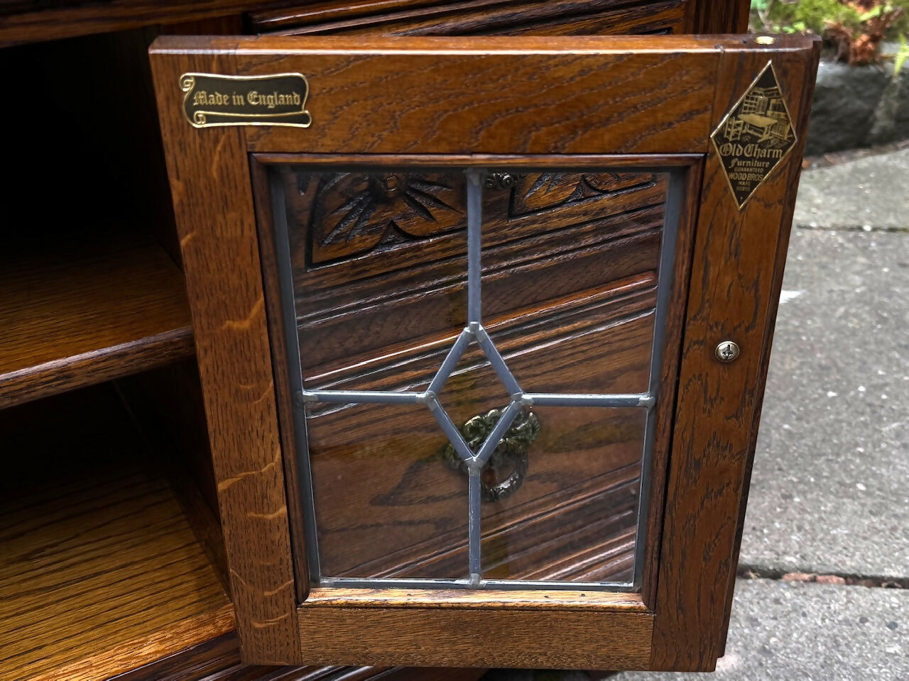 A WOOD BROTHERS OLD CHARM CARVED LIGHT OAK TV CABINET / MEDIA STAND / BASE / UNIT.