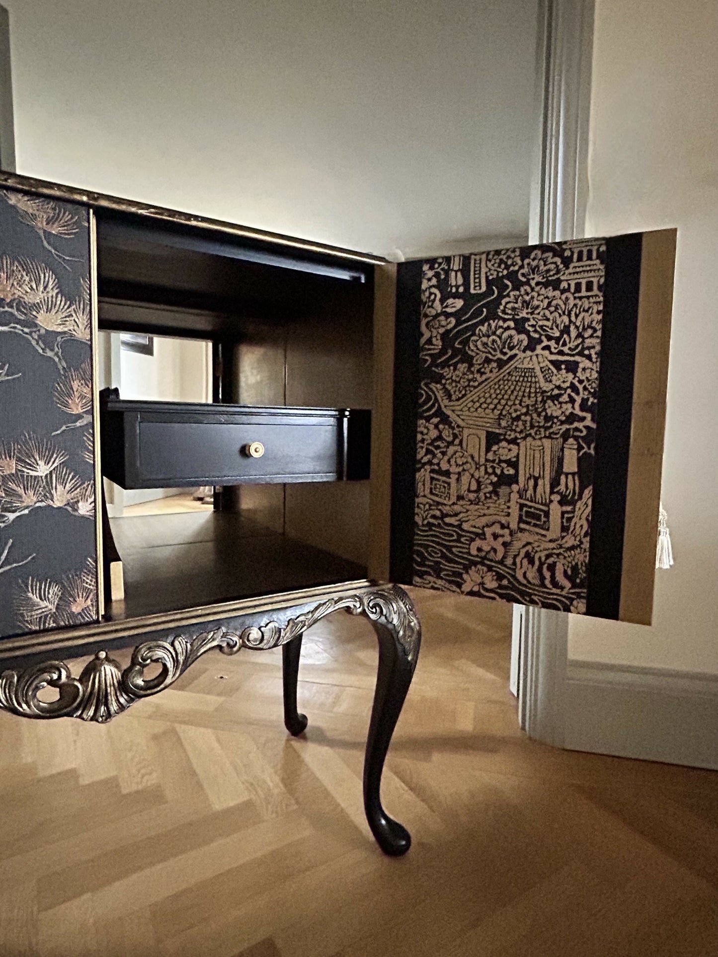 Cocktail Cabinet. Vintage Queen Anne Repro. Chinoiserie style. Black & Gold. Handpainted.