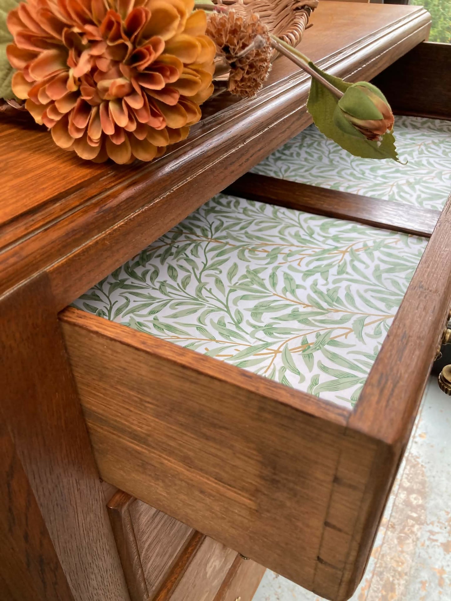 Vintage Solid Oak 4-Drawer Dresser / Chest of Drawers – Antique Style Storage Cabinet with Brass Pulls