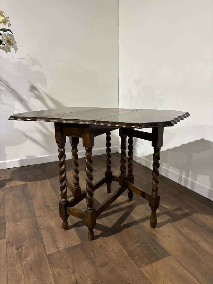 Vintage Oak Gateleg Table with Pie Crust Edge