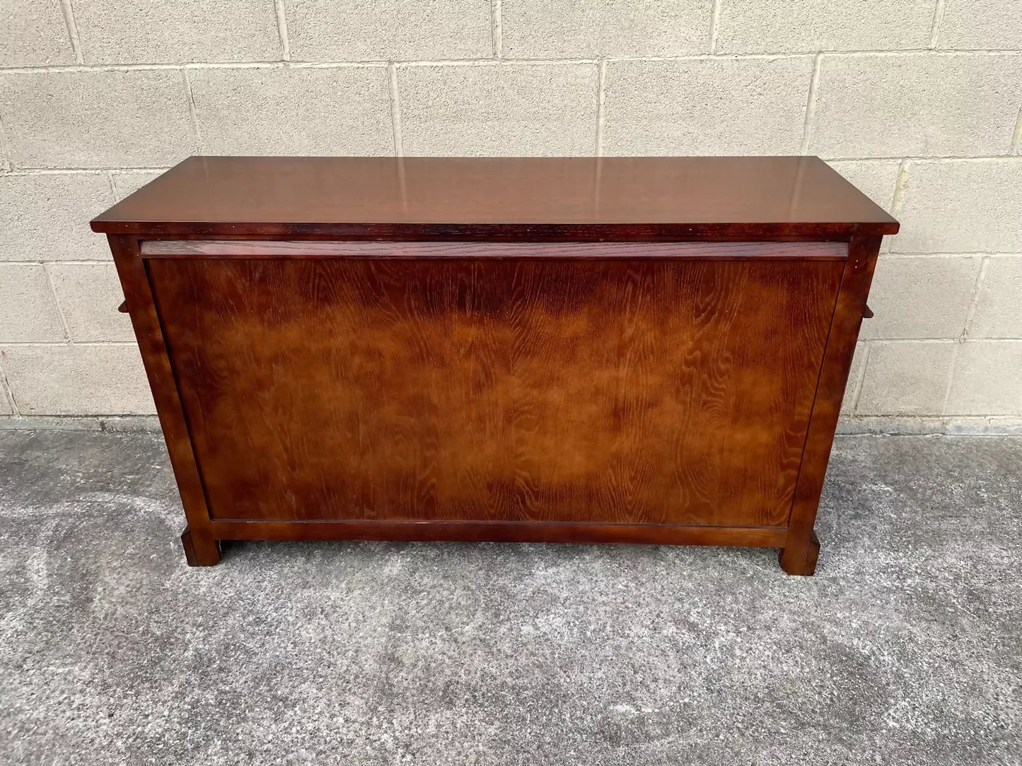 A WOOD BROTHERS OLD CHARM TUDOR BROWN CARVED OAK SIDEBOARD / DRESSER BASE / CUPBOARD / CABINET.