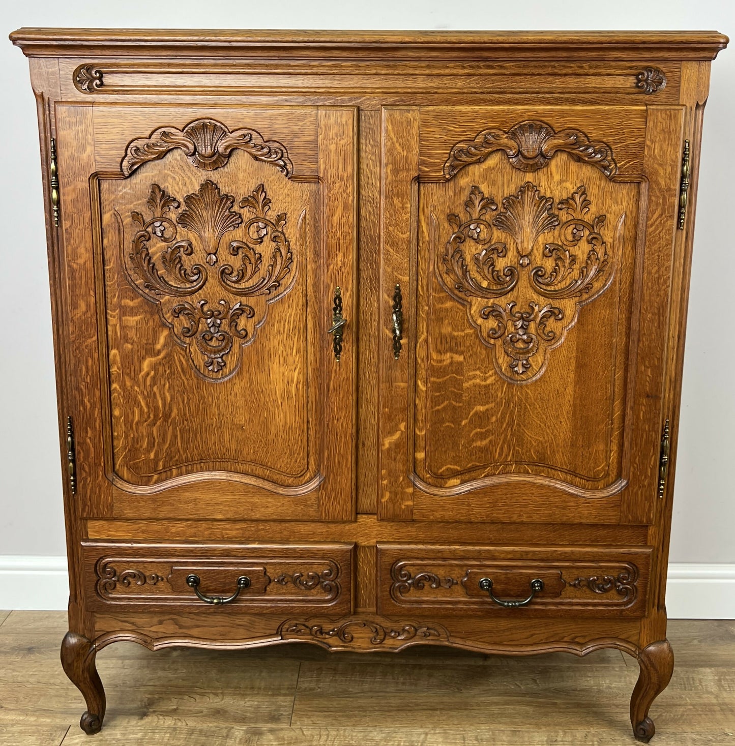 Cabinet Vintage French Louis XIV Oak Sideboard with Carved Cupboard LOT 6251