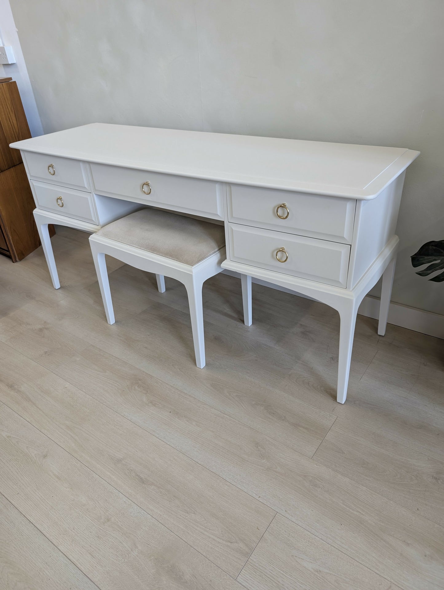 Stag Minstrel Dressing Table and Stool Professionally Refinished in Warm Neutral Cashmere