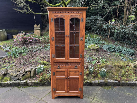 A WOOD BROTHERS OLD CHARM VINTAGE CARVED OAK CORNER DISPLAY CABINET / CUPBOARD