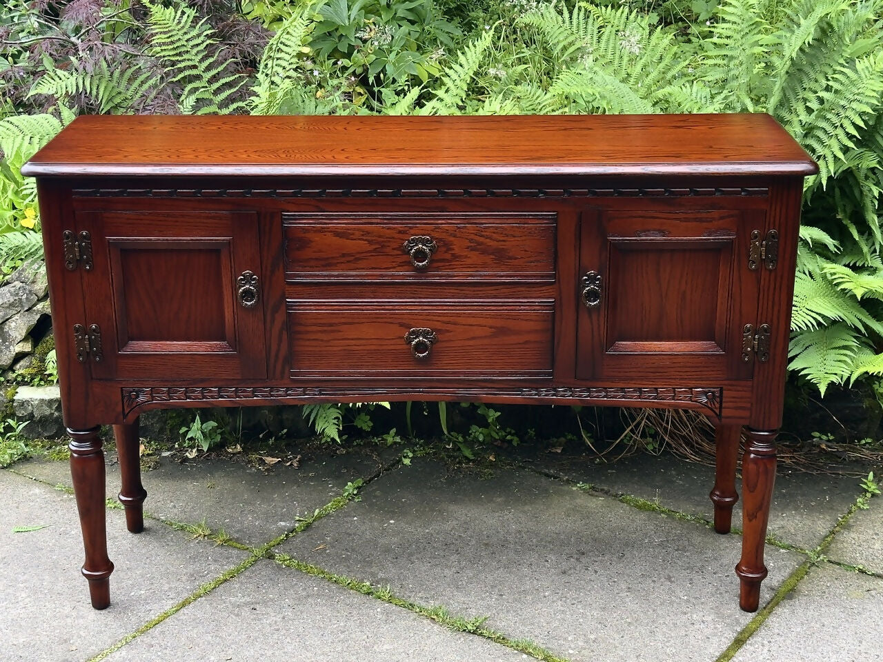 A WOOD BROTHERS OLD CHARM TUDOR BROWN CARVED OAK SIDEBOARD / DRESSER BASE / HALL TABLE
