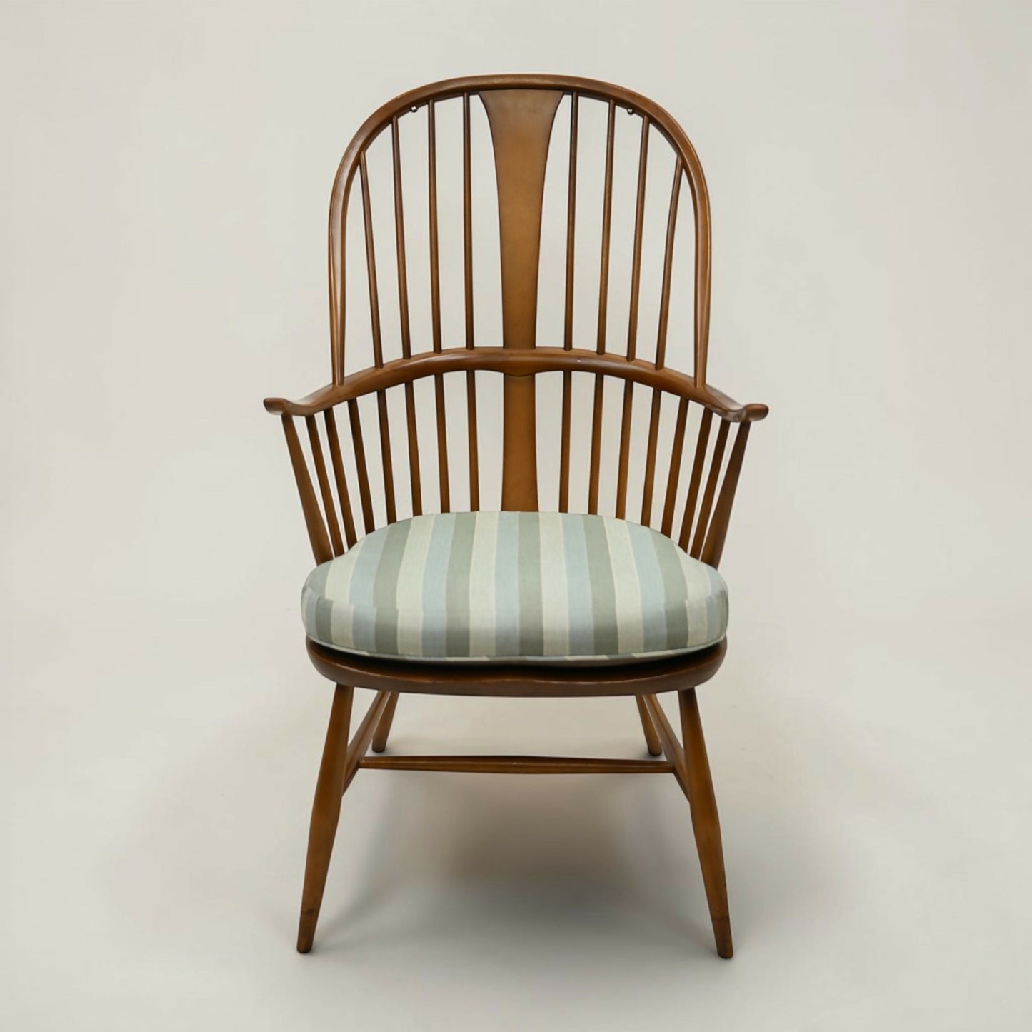 An Ercol Chairmakers Chair Windsor Bow Back Golden Dawn Model 472 FREE Delivery
