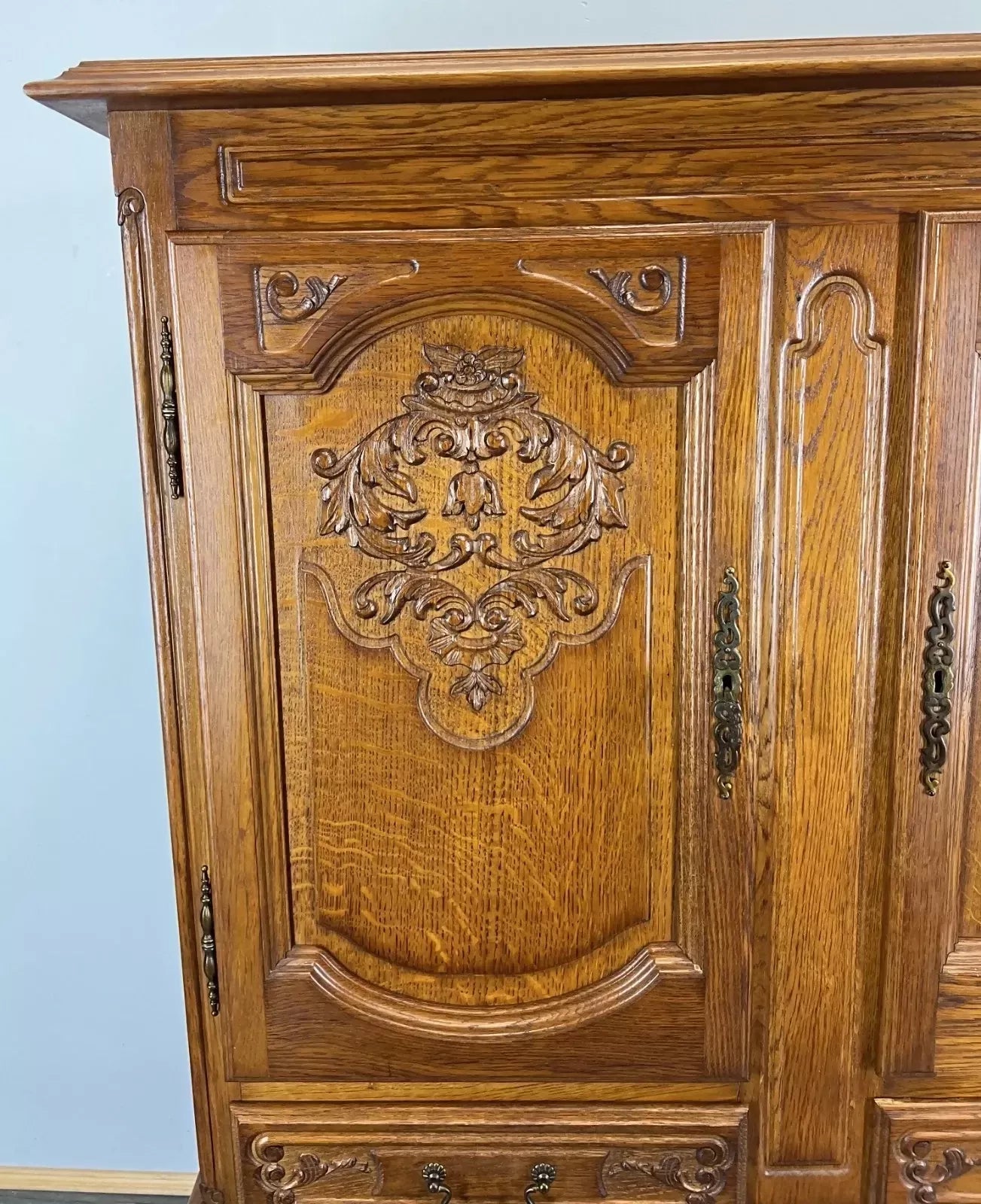Cabinet Vintage French Louis XIV Oak Sideboard with Carved Cupboard LOT 4471