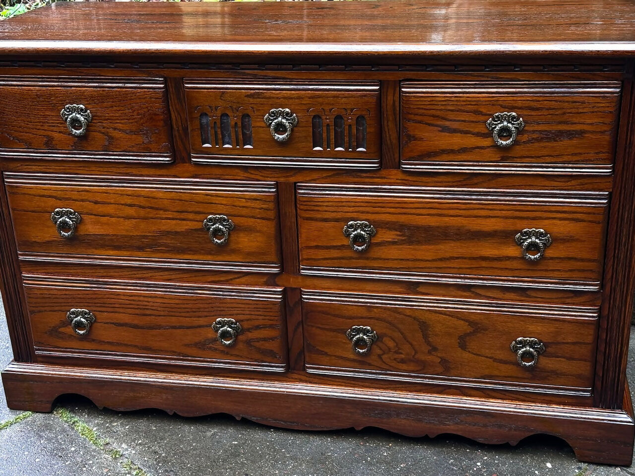 A WOOD BROTHERS OLD CHARM CARVED LIGHT OAK LONG CHEST OF DRAWERS / SIDEBOARD / DRESSER BASE