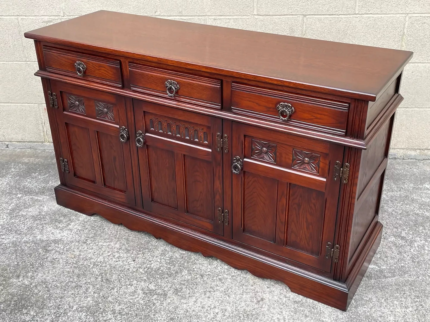 A WOOD BROTHERS OLD CHARM TUDOR BROWN CARVED OAK SIDEBOARD / DRESSER BASE / CUPBOARD / CABINET.