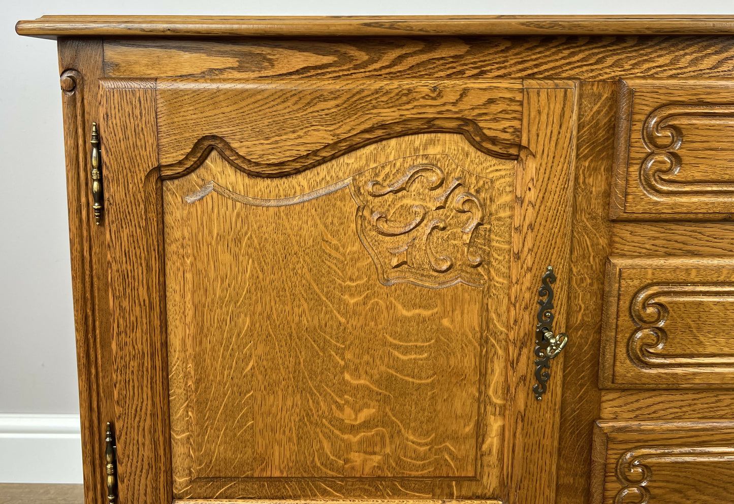 Cabinet Vintage French Louis XIV Oak Sideboard with Carved Cupboard LOT 6264
