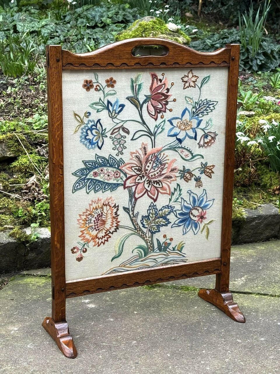 A RUPERT / NIGEL GRIFFITHS MONASTIC CARVED OAK FIRE SCREEN / STAND
