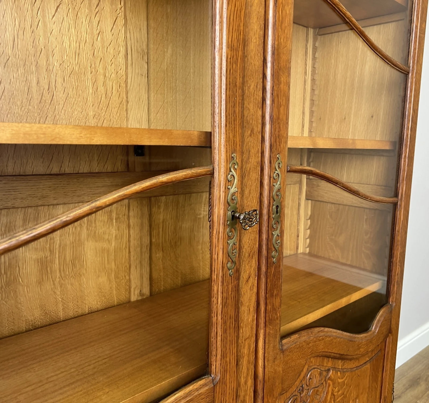 Bookcase Vintage French Louis XIV Style Oak Display Cabinet Sideboard LOT 6359