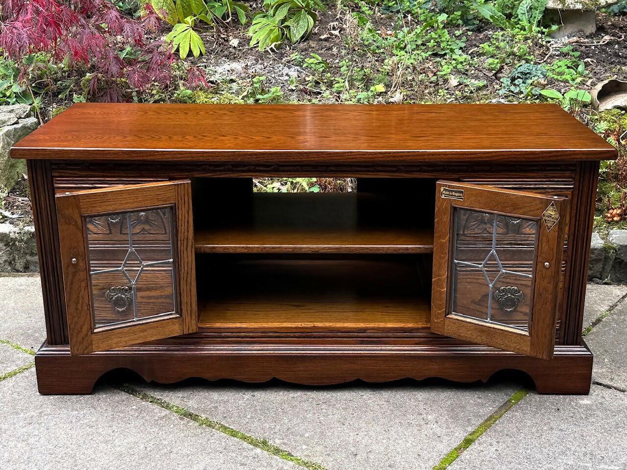 A WOOD BROTHERS OLD CHARM CARVED LIGHT OAK TV CABINET / MEDIA STAND / BASE / UNIT.