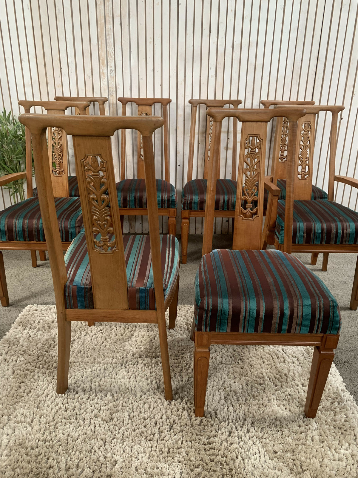 Large Solid Oak Extending Dining Table and 8 Chairs Set – Carved High Back,