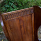 A NIGEL RUPERT GRIFFITHS MONASTIC CARVED OAK LEATHER FIRESIDE CHAIR / ARMCHAIR
