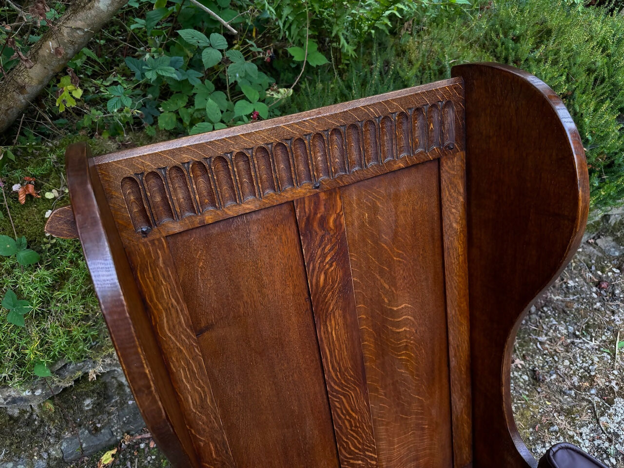 A NIGEL RUPERT GRIFFITHS MONASTIC CARVED OAK LEATHER FIRESIDE CHAIR / ARMCHAIR