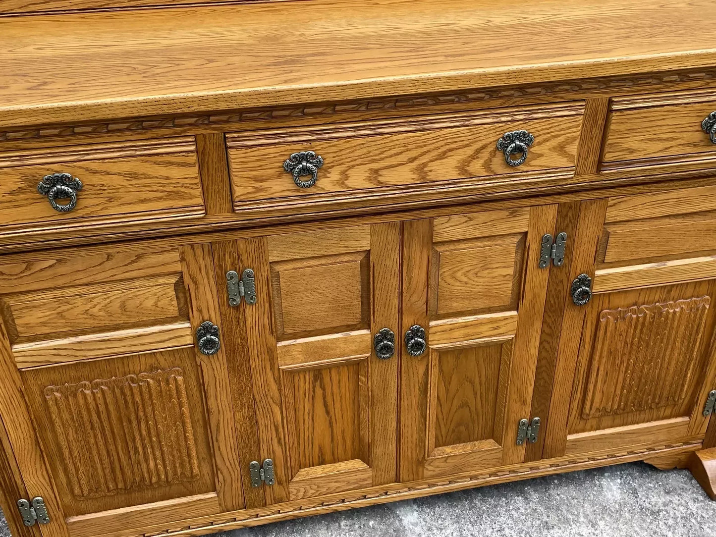 A WOOD BROTHERS OLD CHARM VINTAGE CARVED OAK SIDEBOARD / DRESSER BASE.