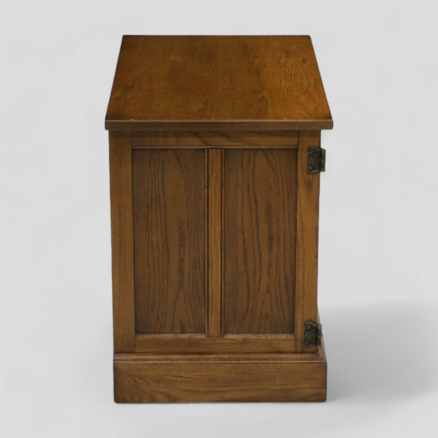 Old Charm TV Stand Video Cabinet Light Oak Model 2440 FREE Nationwide Delivery*. SBR9454/0908D