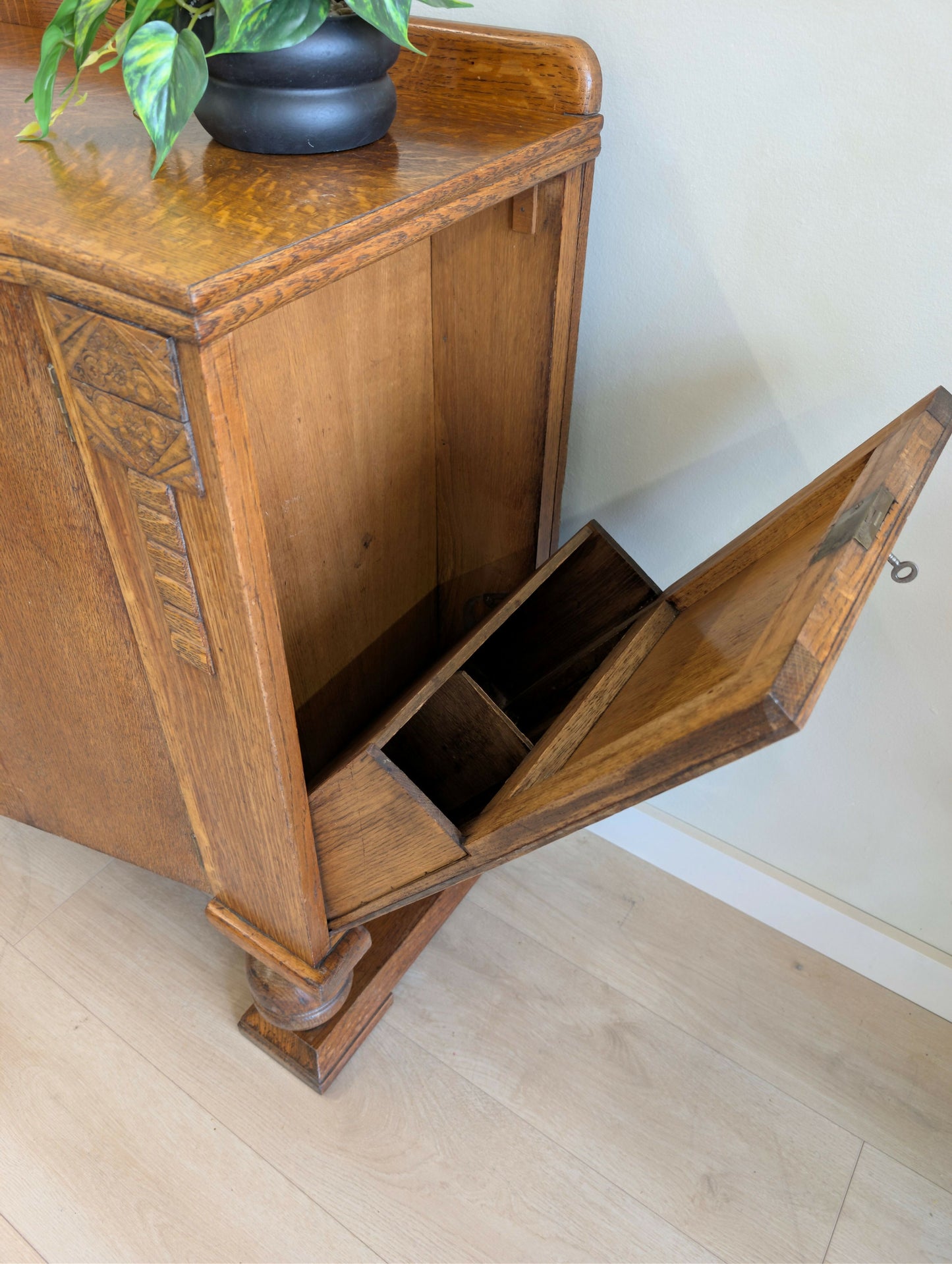 1930s Art Deco Quarter-Sawn Oak Sideboard Drinks Cabinet