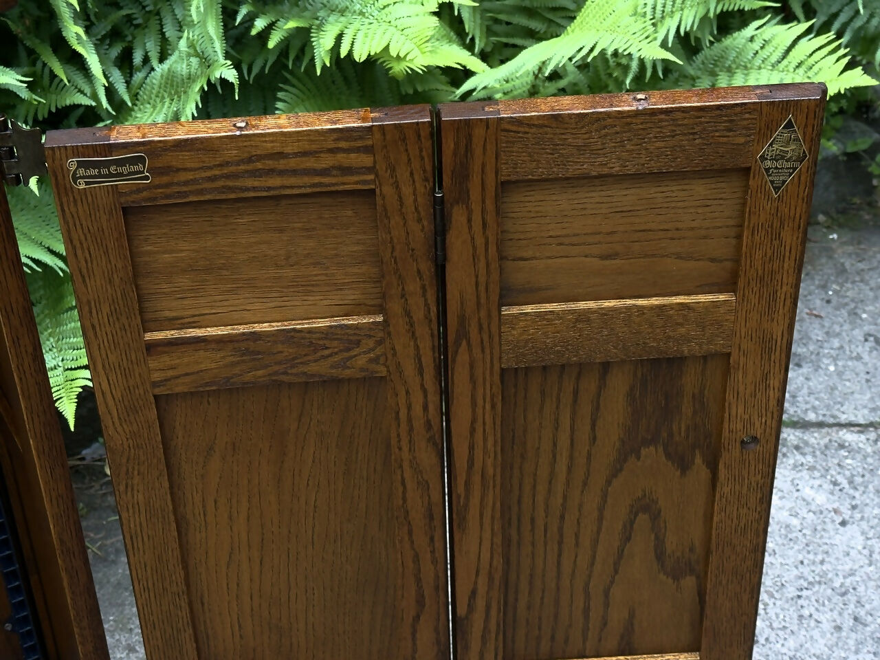 A WOOD BROTHERS OLD CHARM CARVED LIGHT OAK CD STORAGE CABINET / STAND