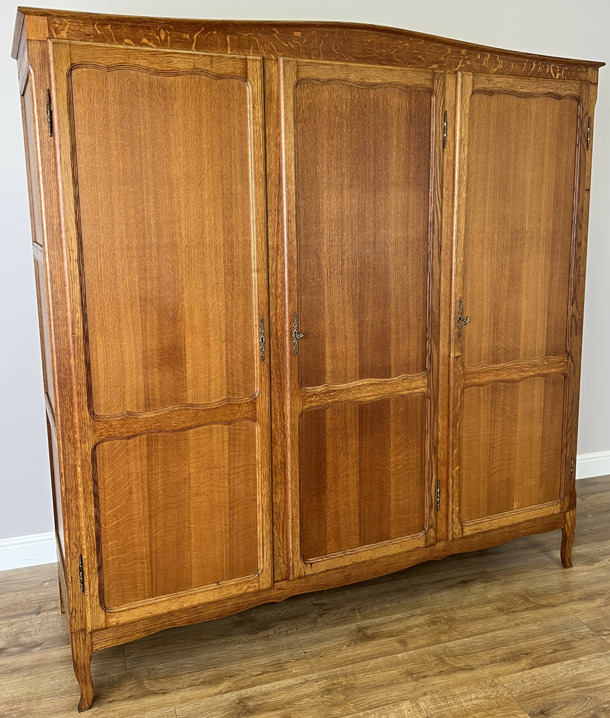 Wardrobe Vintage French Louis Oak Triple Door Carved Armoire Cabinet LOT 6531