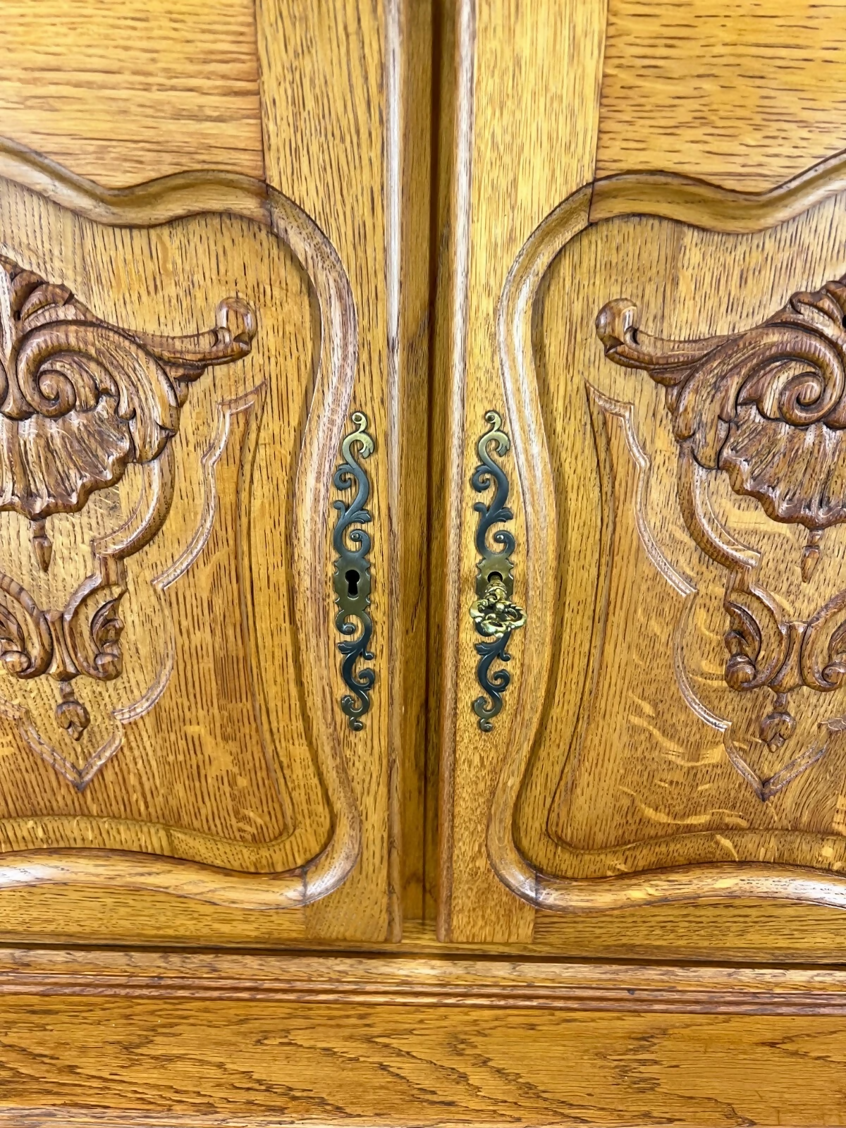 Cabinet Vintage French Style Oak Carved Storage Drawers Cupboard LOT 3753