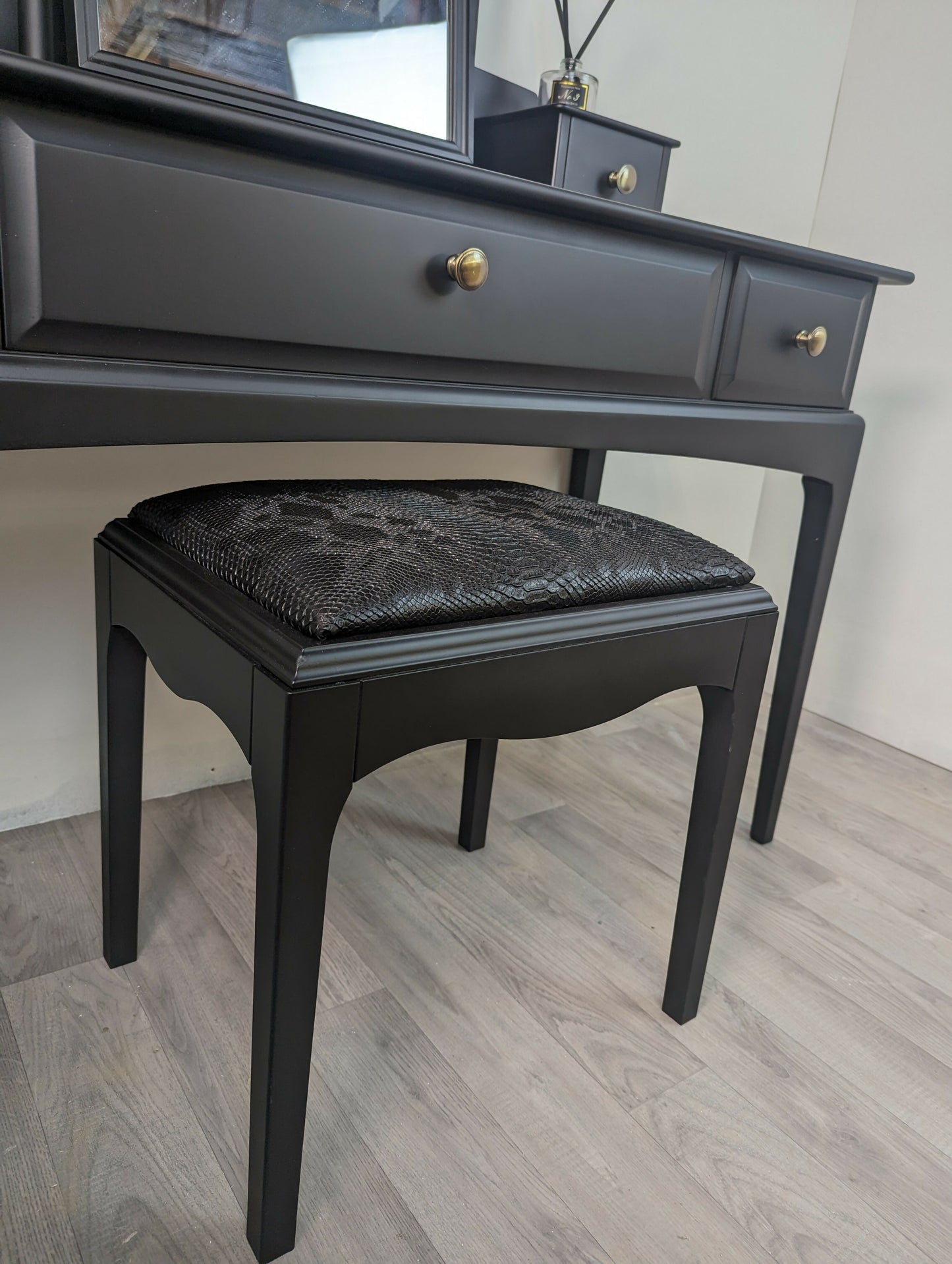 Stag Minstrel Dressing Table Mirror & Stool Black