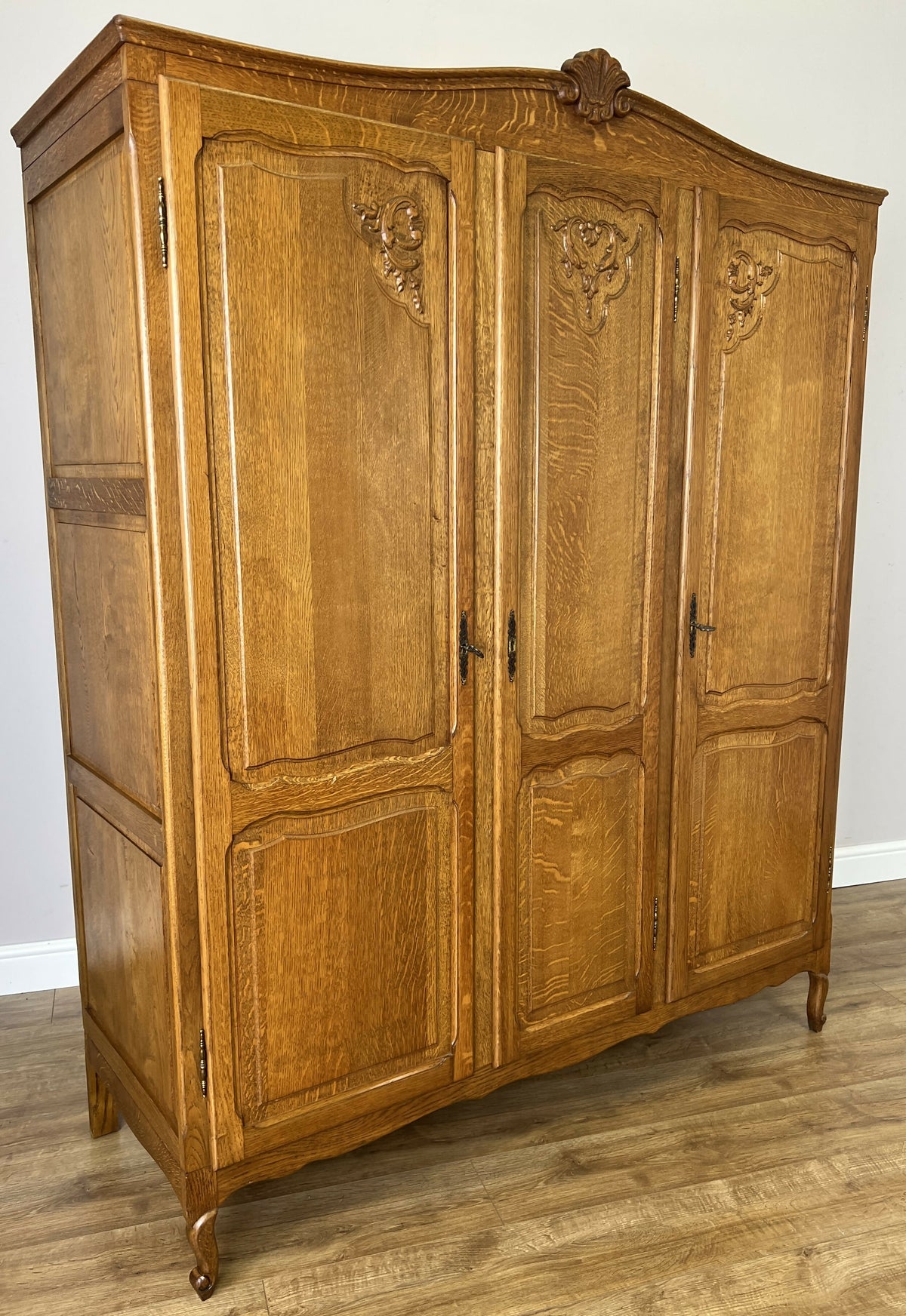 Wardrobe Vintage French Louis Oak Triple Door Carved Armoire Cabinet LOT 6535