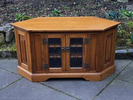 A WOOD BROTHERS OLD CHARM VINTAGE CARVED OAK CORNER TV CABINET / MEDIA STAND / UNIT