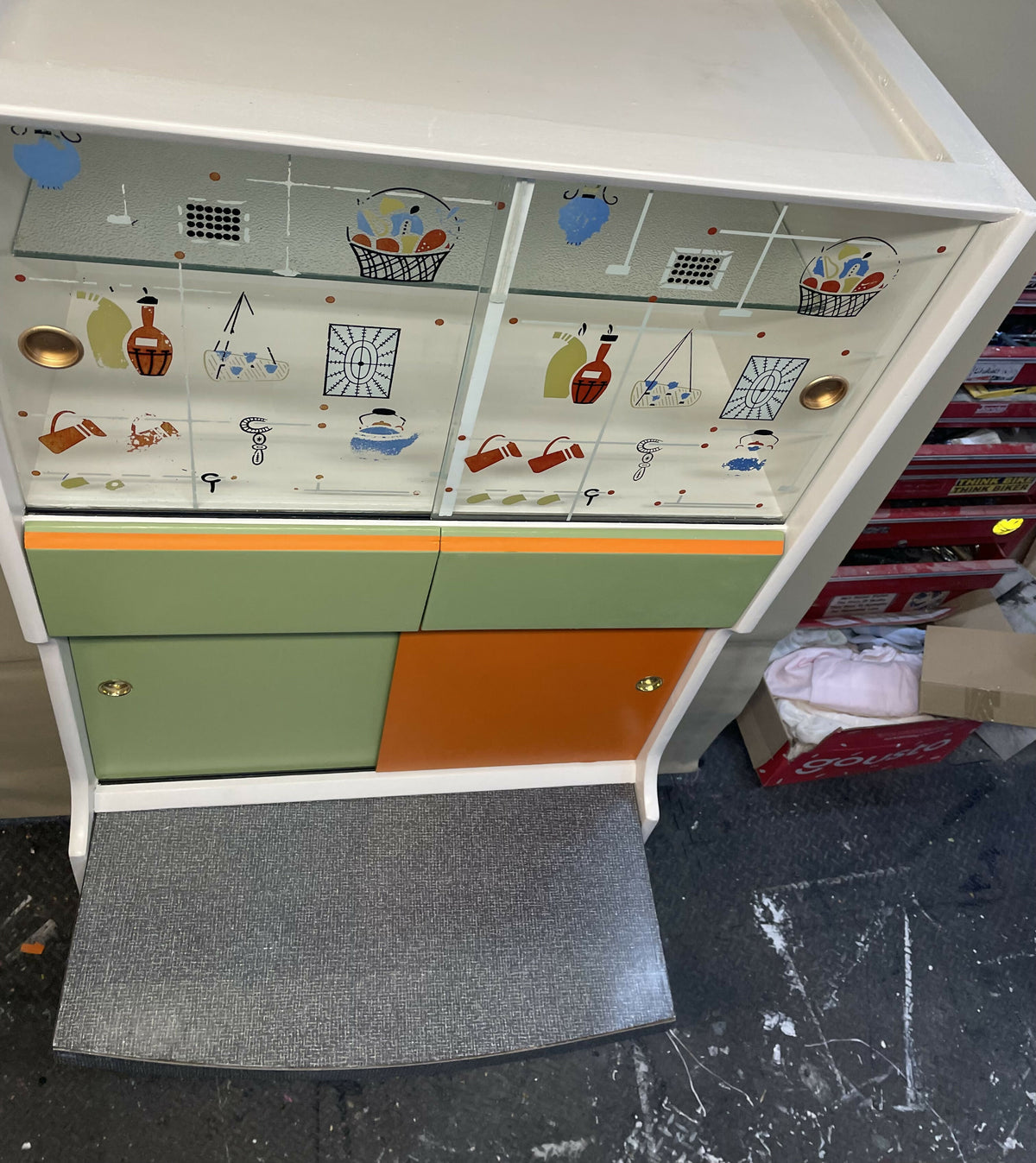 Vintage Kitchenette Upcycled to a Fresh Retro Look
